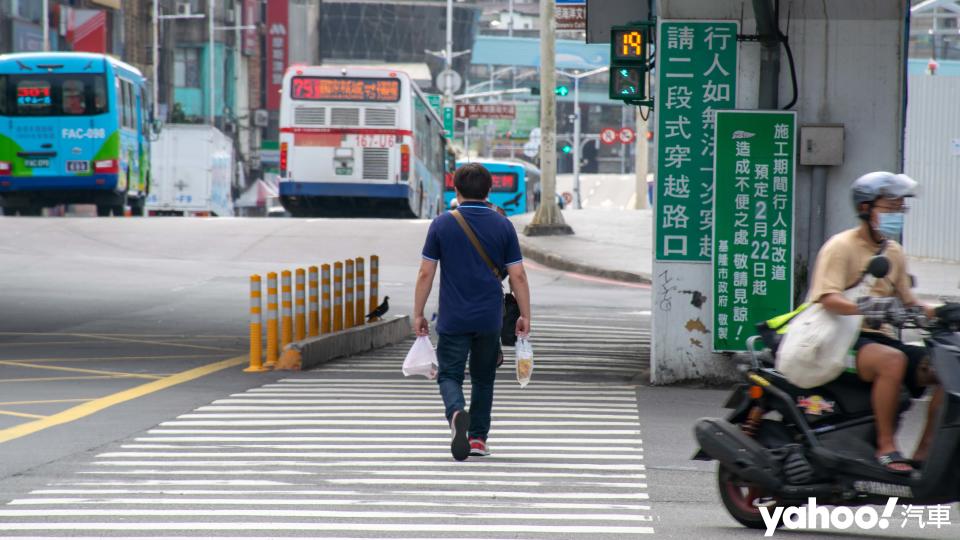 
圓環逆著走、汽車也待轉？怪奇道路事件簿基隆篇Part 1！