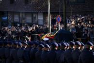 Nach einer militärischen Zeremonie führte der Trauerzug mit dem Bestattungswagen vom Michel aus durch die Hansestadt. Tausende applaudierende Hamburger bekamen so die Gelegenheit, Helmut Schmidt die letzte Ehre zu erweisen und Abschied zu nehmen.