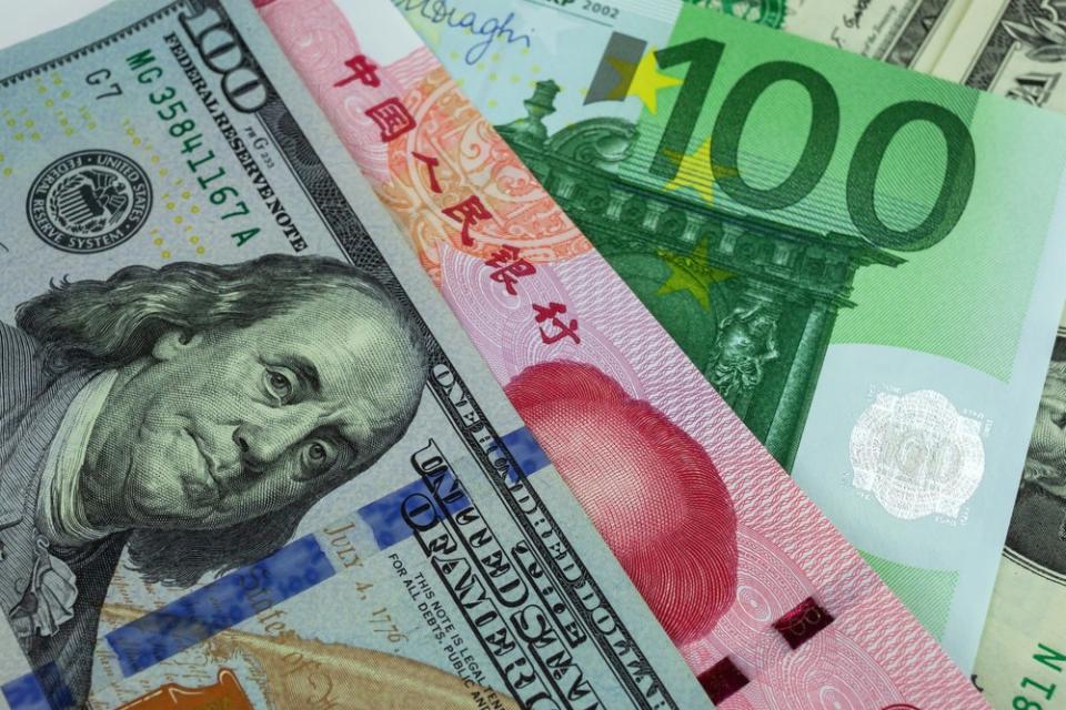 <span class="caption">En fin d’année, la Chine a émis de la dette souveraine en dollars et en euros plutôt qu’en renminbi. </span> <span class="attribution"><span class="source">Ryvius / Shutterstock</span></span>