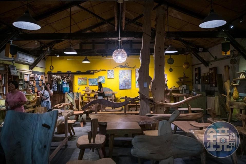 「阿水工房」工作室裡展示多件水哥大型漂流木桌椅。