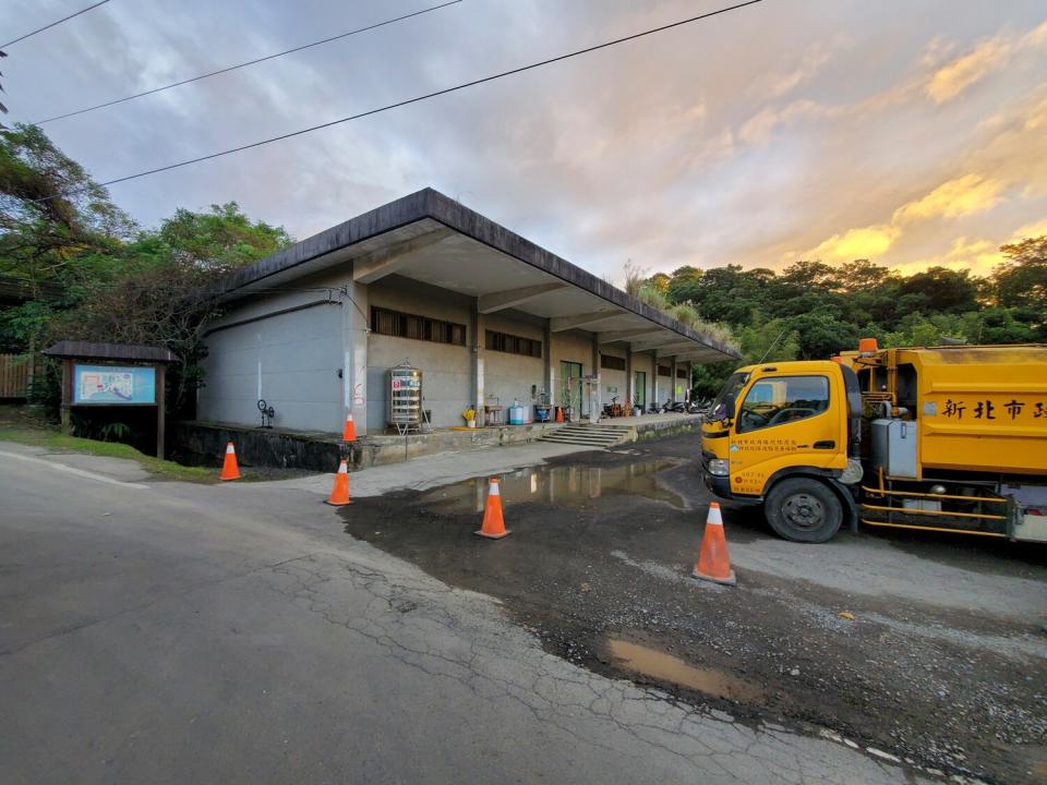 土城其中一座既有彈藥庫，目前為土城清潔隊掃路班使用，環境乾淨整潔。   圖：新北市環保局提供