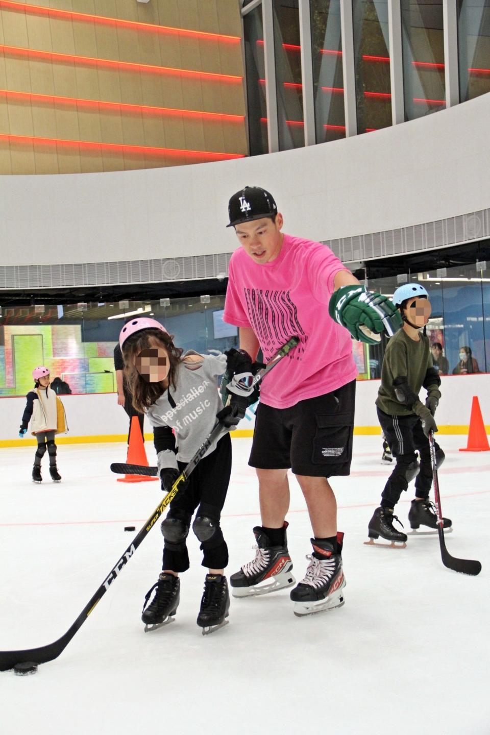 許孟哲推廣冰球運動，連假化身冰球悍將陪小朋友一起練球（圖／晴空鳥）