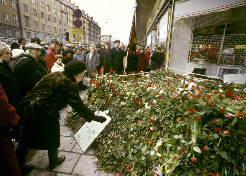 FILE - In this March 1, 1986 file photo people lays flowers at the site where the Swedish Prime Minister Olof Palme was shot to death in Stockholm. Swedish prosecutors will announce Wednesday June 10, 2020 a decision in the investigation into the long unsolved murder of former Swedish Prime Minister Olof Palme, who was shot dead in downtown Stockholm in 1986. (Anders Holmstrom/TT via AP)