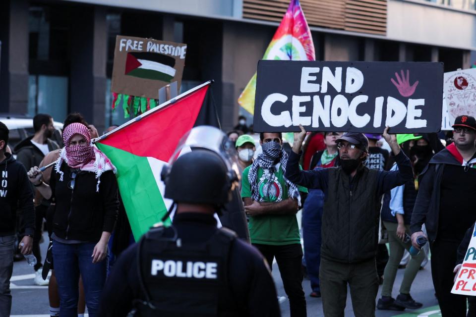 舊金山街頭湧進大批示威民眾，要在本周APEC峰會舉行期間表達訴求。抗議團體包括反以色列、反戰、反APEC、反習近平專制政權等。路透社