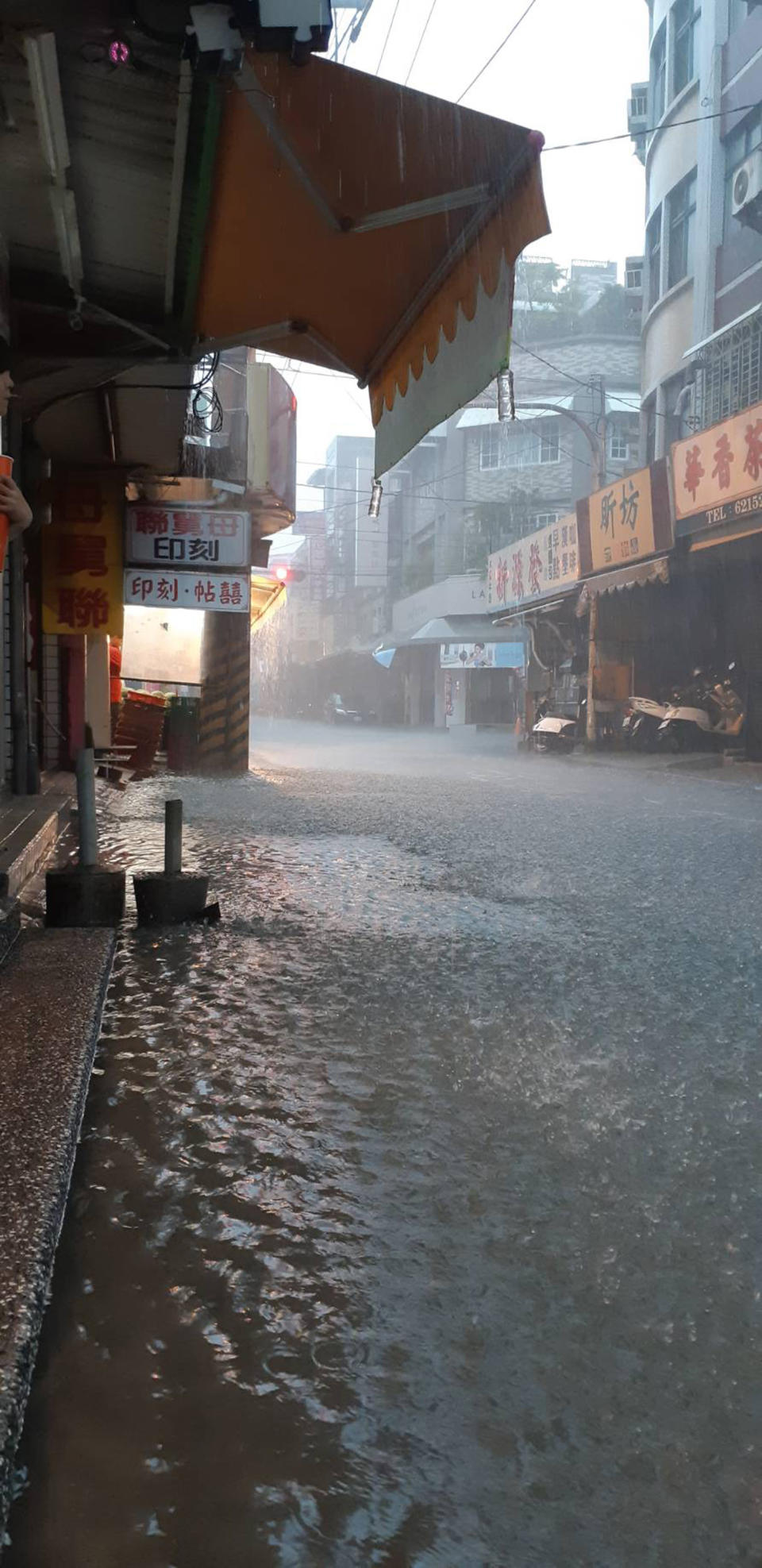 梅雨鋒面抵台，中央氣象局發出豪雨特報，要18縣市注意防災。高雄市岡山區11日上午下起大雨，造成平和路一帶積水，整條巷道放眼過去一片汪洋。（民眾提供）