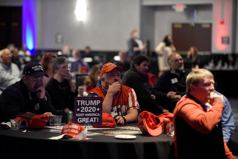 Foto del miércoles de simpatizantes de Donald Trump viendo los resultados de las elecciones en el DoubleTree Hotel en Bloomington, Minnesota