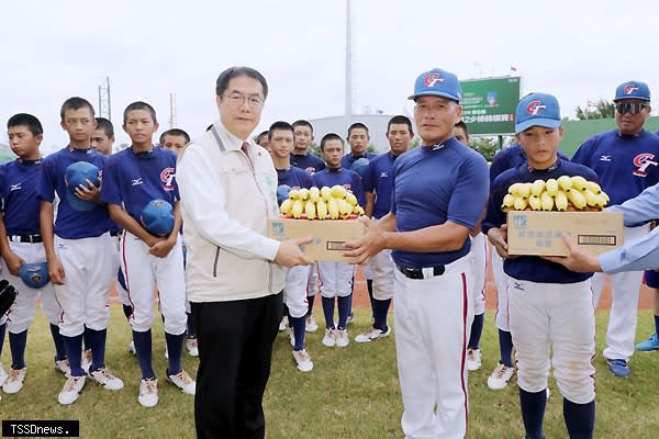 第七屆世界盃少棒錦標賽開打，台灣首戰逆轉勝日本，南市長黃偉哲至球場探班，鼓勵台灣小將再續勝利之勢直闖決賽。<br /><br />（記者李嘉祥攝）