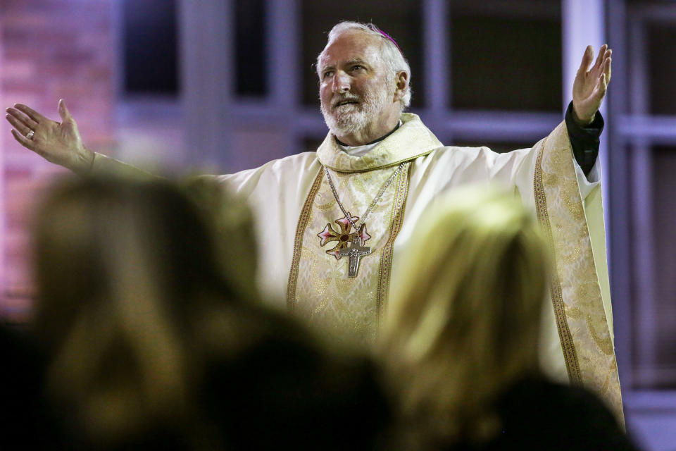 L'évêque David O'Connell organise un service commémoratif communautaire à Long Beach, en Californie. (Robert Gauthier / Los Angeles Times via le fichier Getty Images)