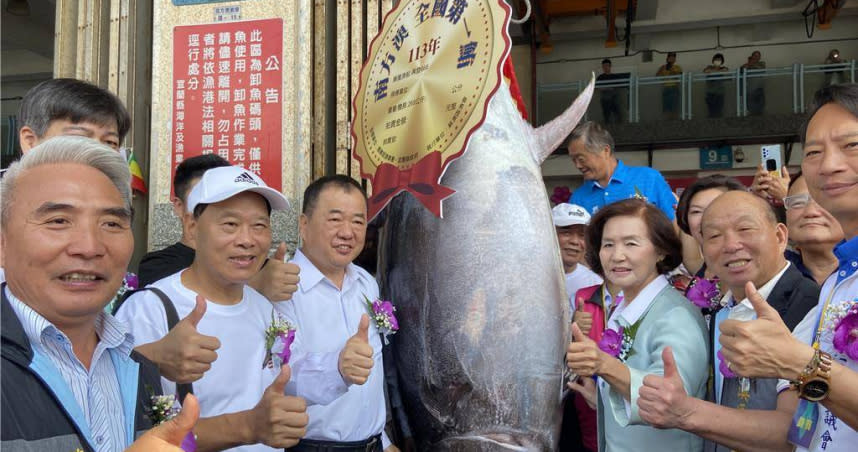 今年南方澳第一鮪拍賣價格創新高，近日卻驚傳黑鮪魚價格大崩盤。（圖／中國時報吳佩蓉攝）