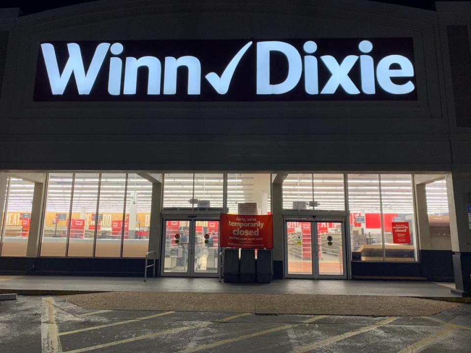 El Winn-Dixie en 8710 SW 72 St. en un vecindario del área de Kendall de Sunset Drive en Miami ha estado cerrado desde julio de 2022 debido a daños en el techo, declaró la empresa matriz Southeastern Grocers. La tienda cerrada en un centro comercial se muestra aquí el 2 de marzo de 2023.