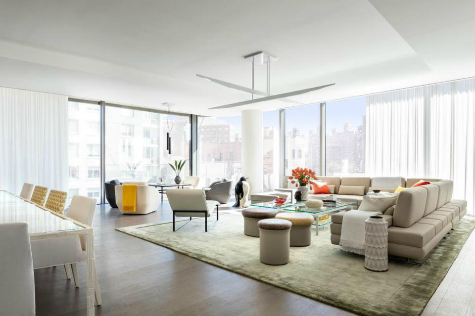 <p>En la imagen, el salón de una de las exclusivas viviendas del 520 West 28th. (Foto: Instagram / <a rel="nofollow noopener" href="http://www.instagram.com/520w28/" target="_blank" data-ylk="slk:@520w28;elm:context_link;itc:0;sec:content-canvas" class="link ">@520w28</a>). </p>