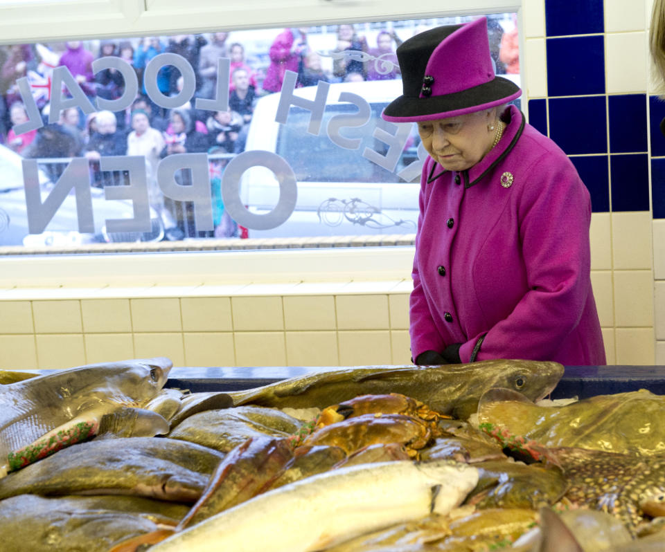 Königin Elisabeth II. auf dem Fischmarkt (Bild: Rex Features)