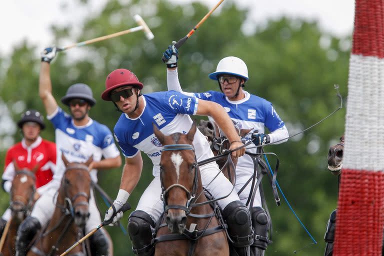 Mientras sustituye a Nicolás Pieres en Ellerstina y se da el gusto de compartir equipo con Facundo y Gonzalo, Alfredo Cappella Barabucci pugna por la Copa Cámara como back de El Overo, uno de los mejores conjuntos.