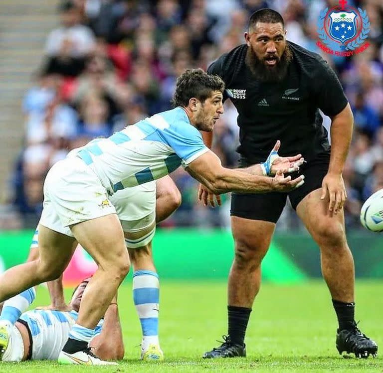 Nueva Zelanda resultó invencible para la Argentina en Inglaterra 2015 y será su rival este viernes en Francia 2023; Tomás Cubelli, que integra el plantel en Francia 2023, abre la pelota ante Charlie Faumuina.