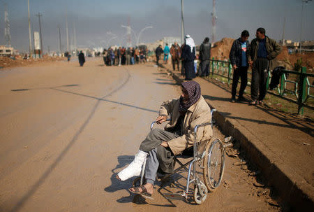 Displaced Iraqis flee their homes as Iraqi forces battle with Islamic State militants, in western Mosul, Iraq March 24, 2017. REUTERS/Suhaib Salem