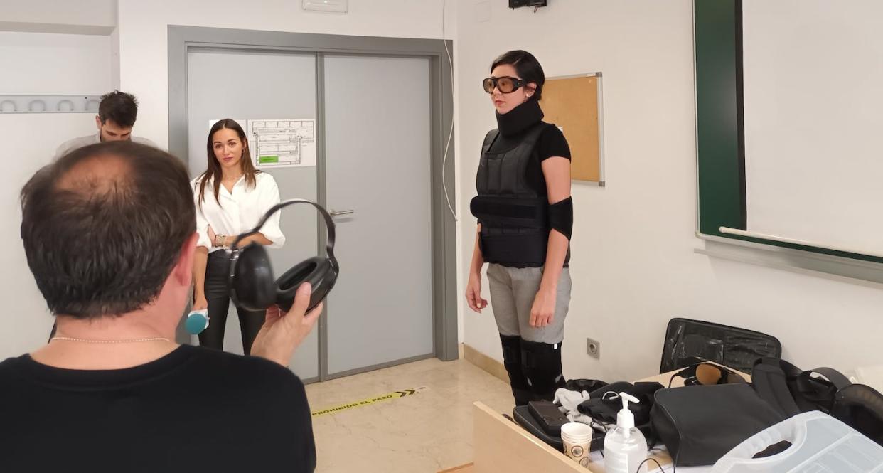 Pueba de un traje de simulación de vejez en la Universidad de Granada. Juan Antonio Maldonado Molina.