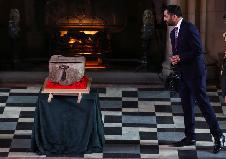 El primer ministro escocés, Humza Yousaf, ante la llamada "piedra de Scone”, uno de los principales símbolos de la monarquía de Escocia. (Russell Cheyne/PA Wire/dpa)