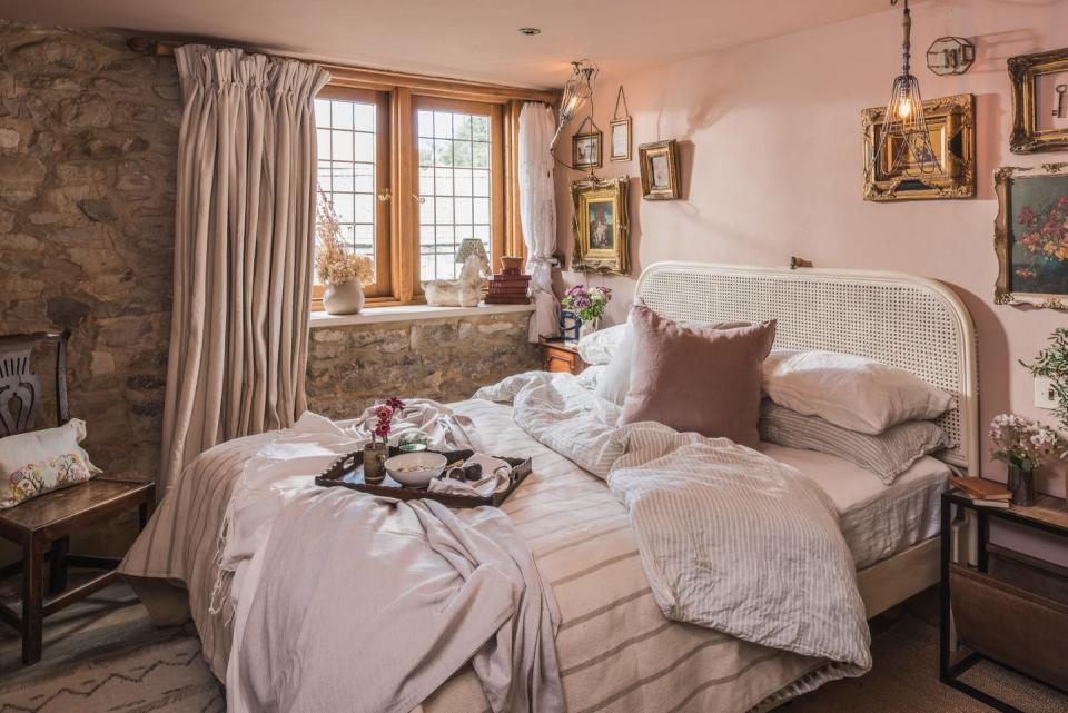 thatched cottage with cosy bedroom