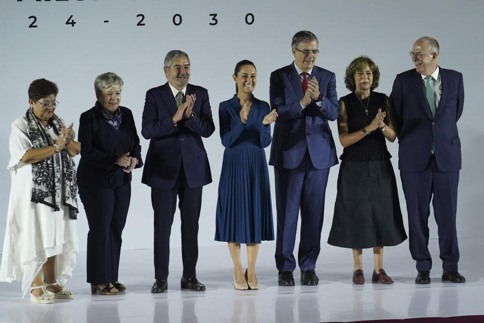 La presidenta entrante Claudia Sheinbaum, en el centro, posa para una fotografía grupal con miembros de su recién nombrado gabinete en la Ciudad de México, el jueves 20 de junio de 2024. En la foto, de izquierda a derecha, Ernestina Godoy, asesora legal; Alicia Bárcena, secretaria de Medio Ambiente; Juan Ramón de la Fuente, secretario de Relaciones Exteriores; Marcelo Ebrard, secretario de Economía; Rosaura Ruiz, designada para un nuevo ministerio encargado de Ciencia, Humanidades, Tecnología e Innovación, y Julio Berdegué Sacristán, secretario de Agricultura. (AP Foto/Marco Ugarte)