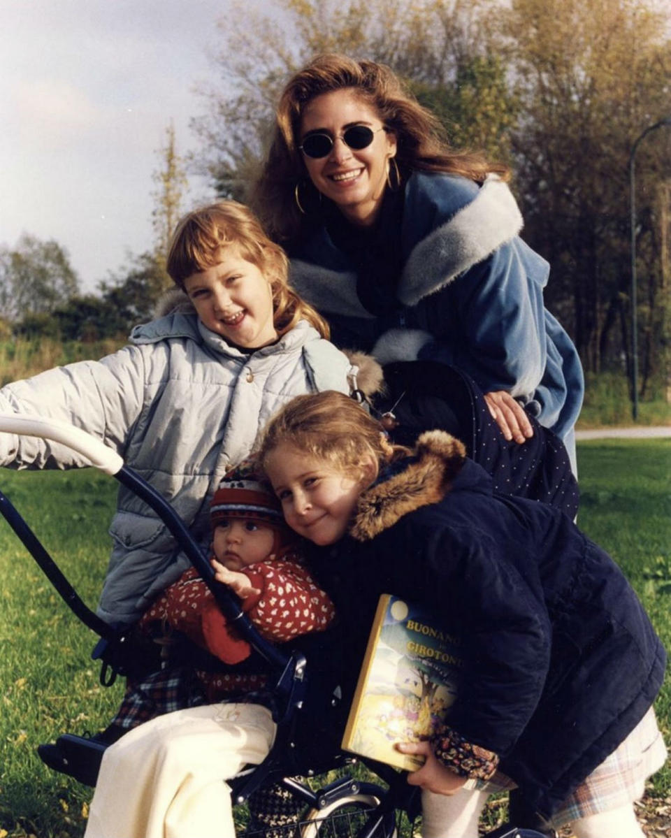 La italiana celebró el Día de la Madre 2019 con esta bonita estampa familiar. En la parte inferior de la imagen vemos a Valentina en el cochecito de bebé junto a su hermana Francesca. (Foto: Instagram / <a href="https://www.instagram.com/p/BxW8THilFob/" rel="nofollow noopener" target="_blank" data-ylk="slk:@chiaraferragni;elm:context_link;itc:0;sec:content-canvas" class="link ">@chiaraferragni</a>)