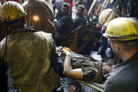 Coal miners carry out a fellow miner who was injured while he was trapped in Raspotocje coal mine in Zenica, September 5, 2014. REUTERS/Dado Ruvic