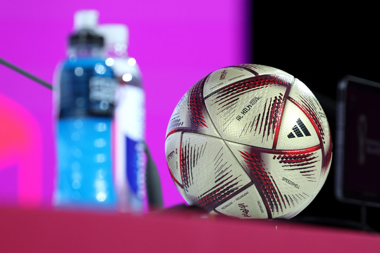 Qatar 2022 ya conoce cómo es el balón con el que se jugarán las fases finales y su nombre es Al Hilm  (Foto de: Mark Metcalfe - FIFA/FIFA via Getty Images)
