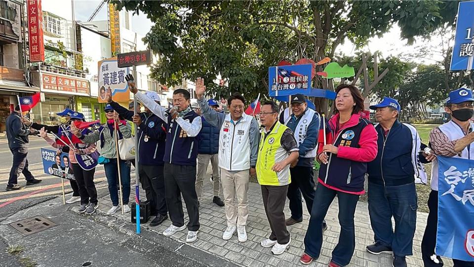 國民黨台東立委候選人黃建賓（右五）今響應國民黨全台街口拜票，民進黨候選人賴坤成（右四）加入行列「類站台」。（蕭嘉蕙攝）