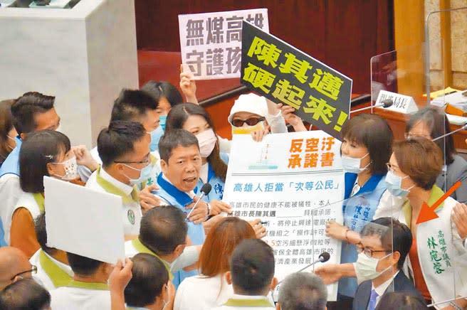 高市議會國民黨團12日質詢空汙議題時，以人海戰術包圍市長陳其邁（紅箭頭）。（柯宗緯攝）