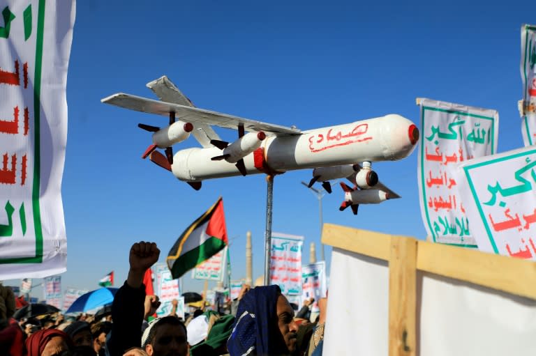 Un manifestante porta un dron falso en una concentración en Saná en apoyo de los palestinos el 23 de febrero de 2024 (Mohammed Huwais)