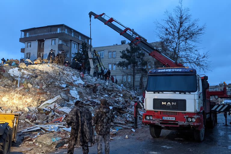 Rescue workers and volunteers search for survivors in the rubble of a collasped building, in Sanliurfa, Turkey, on February 6, 2023, after a 7.8-magnitude earthquake struck the country's south-east. - The combined death toll has risen to over 2,300 for Turkey and Syria after the region's strongest quake in nearly a century. Turkey's emergency services said at least 1,121 people died in the earthquake, with another 783 confirmed fatalities in Syria. (Photo by REMI BANET / AFP)