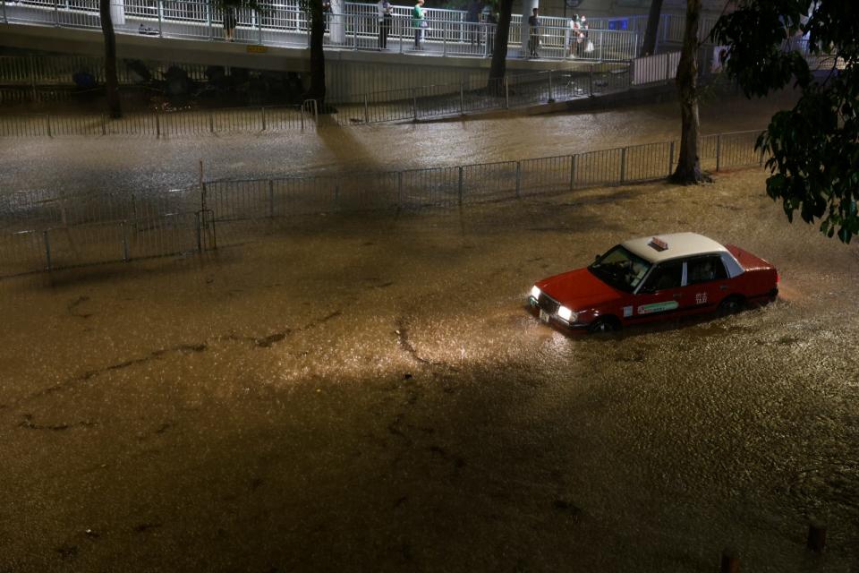 香港7日晚間突然下起暴雨，每小時降雨量創下有紀錄以來最高紀錄。多處街道積水嚴重，地下停車場也成為水庫。路透社