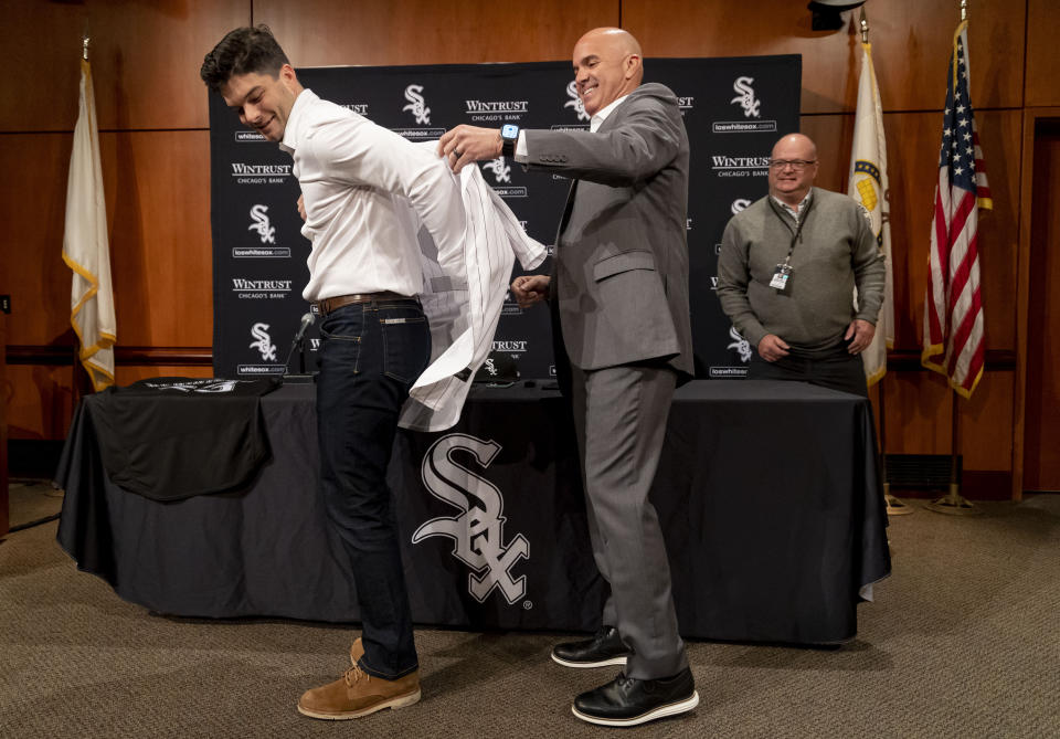 New White Sox outfielder Andrew Benintendi tries on his jersey alongside manager Pedro Grifol on Wednesday, Jan. 4, 2023 at Guaranteed Rate Field in Chicago. (Brian Cassella/Chicago Tribune via AP)