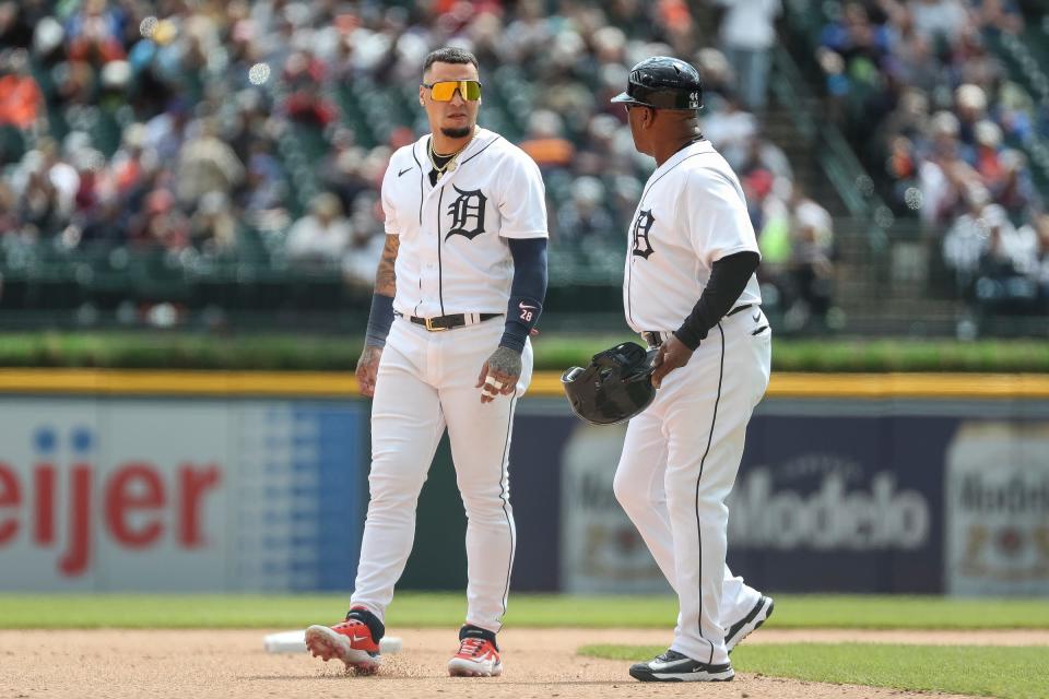 El campocorto de los Tigres de Detroit, Javier Báez, habla con el entrenador de tercera base Gary Jones después del golpe del relevista de los Mets de Nueva York, Drew Smith, durante la octava entrada en el Comerica Park de Detroit el jueves 4 de mayo de 2023.