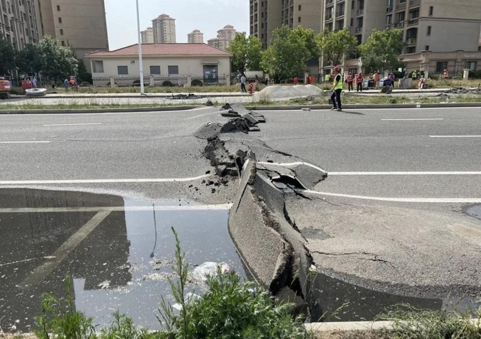 中國天津一處社區發生地層下陷，路面與牆壁出現裂痕。翻攝微博