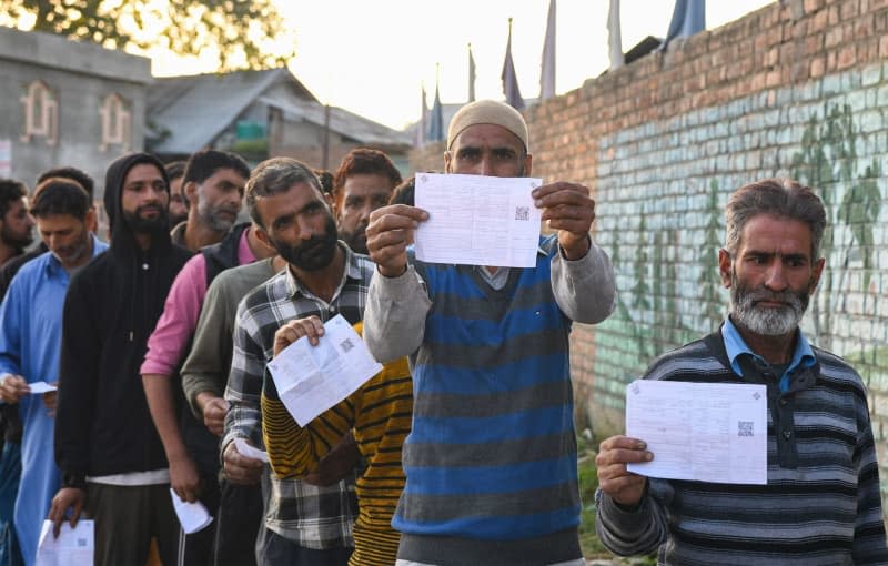 Voters queue up to cast their ballots at a polling station during the first phase of assembly elections in Pulwama. Basit Zargar/ZUMA Press Wire/dpa