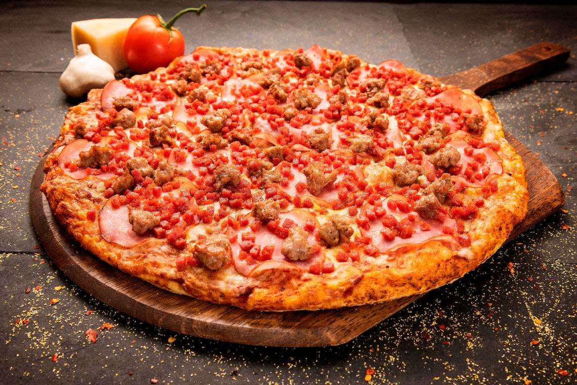 Pizza like this one is popular at Me-n-Ed’s, a staple with more than 40 locations in the central San Joaquin Valley. PAUL MULLINS/Special to the Bee