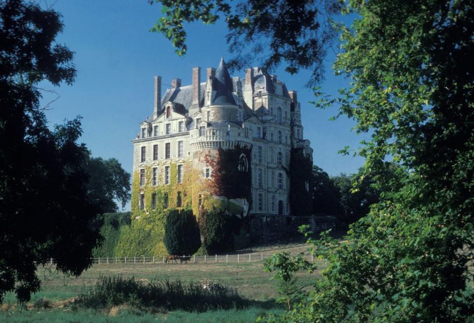 1) Château de Brissac; Brissac-Quincé, France