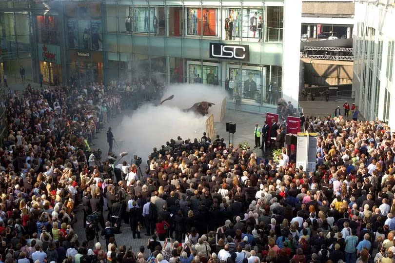 A massive crowd gathered for the September 4, 2003 unveiling of the Bull sculpture and the opening of the Bullring shopping centre