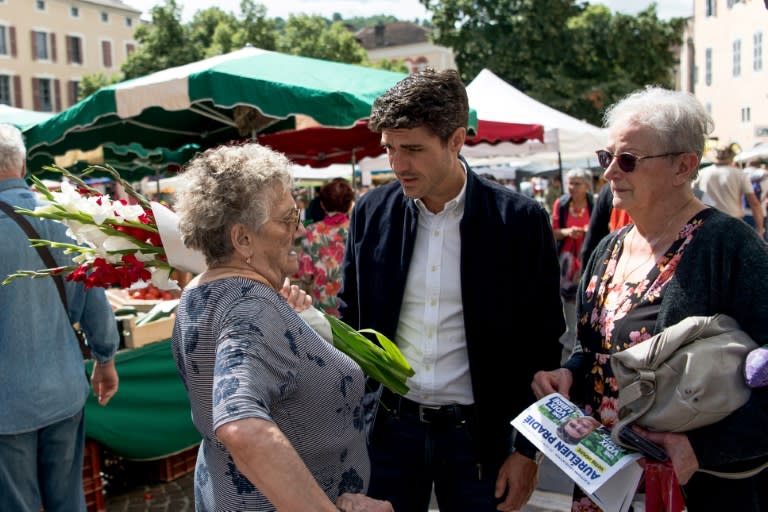 Aurélien Pradié, député sortant et ex-numéro 2 des Républicains (LR), sur le marché de Cahors, le 3 juillet 2024 dans le Lot (Matthieu RONDEL)