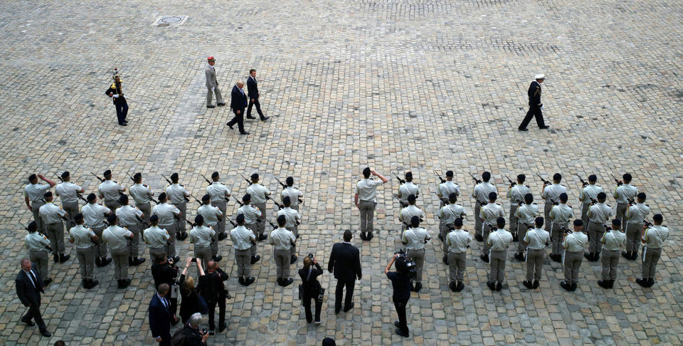 <p>El presidente francés Emmanuel Macron y el presidente Donald Trump en el Palacio Nacional de los Inválidos en París. Julio 13, 2017. (Photo: Matthieu Alexandre/AP) </p>