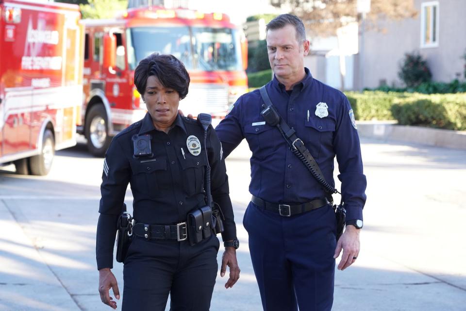 9 1 1 angela bassett and peter krause as athena and bobby