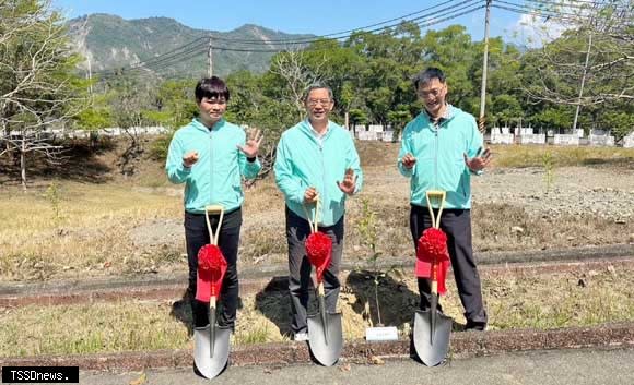 台水六區處於南化水庫舉辦固碳救地球植樹活動，處長張煥獎帶領同仁種下烏心石及台灣肖楠等樹苗，為環保盡一份心力。（記者李嘉祥攝）