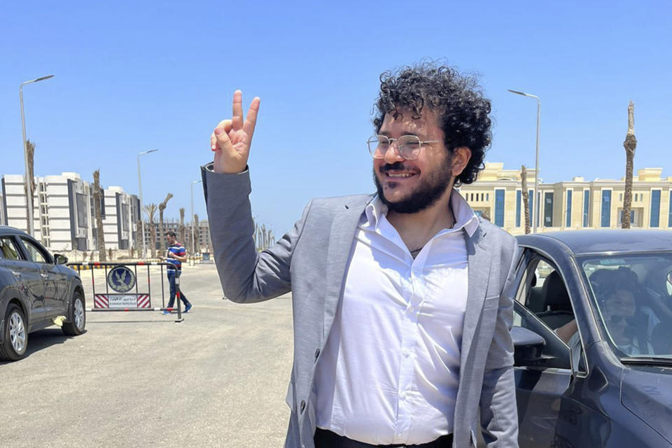 Esta foto proporcionada por Marise George muestra a su hermano, Patrick George Zaki, un destacado activista de derechos egipcio tras ser liberado, el jueves 20 de julio de 2023, en Mansoura, Egipto. (Foto, Marise George vía AP)