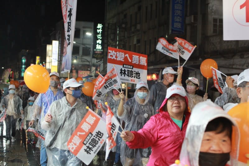 宜蘭縣議員第三選區候選人林聰池舉辦改變大遊行，約有三百多位民眾在風雨中一起走全程。（圖／藍林生攝）