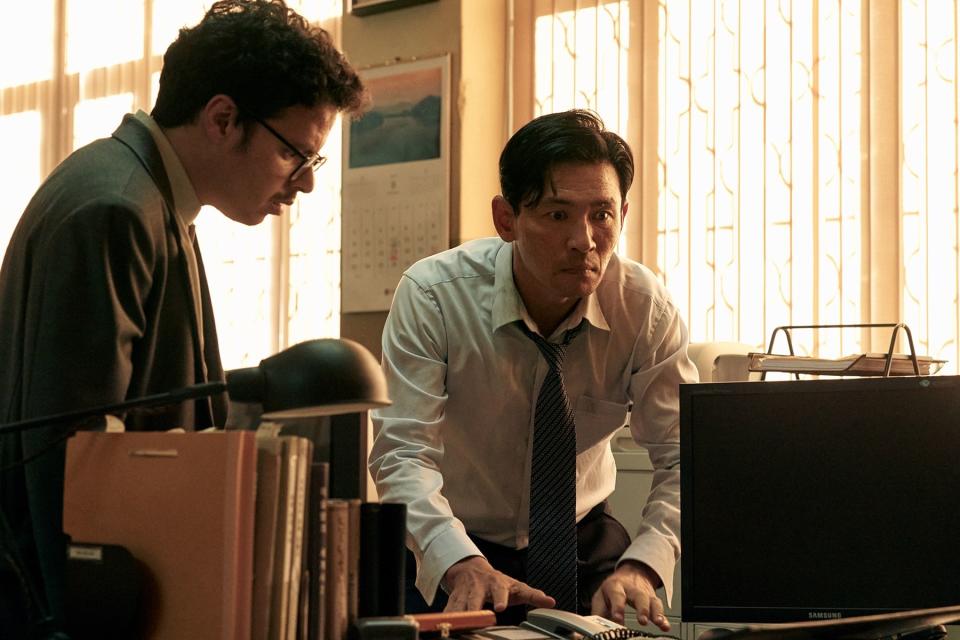 黃晸玟在片中飾演外交官，拍片前苦心鑽研角色。（車庫娛樂提供）