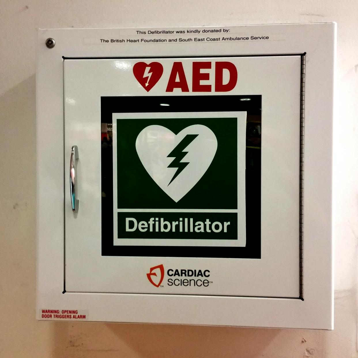 Dank eines “automatisierten externen Defibrillators” konnte Bill Staudt gerettet werden. (Bild: Symbolbild / gettyimages / Jason English / EyeEm)