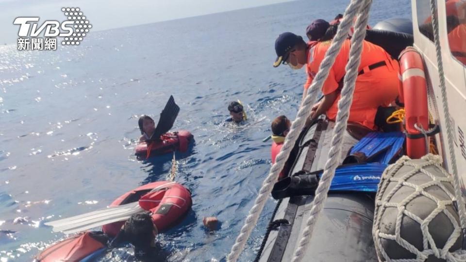海巡人員經過將8人救上船。（圖／TVBS）