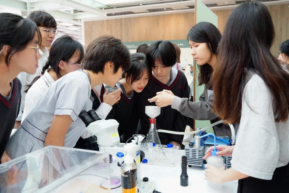 Vidonia向當天前來參觀展覽的中小學生，展示化妝品裡見到的微塑膠。