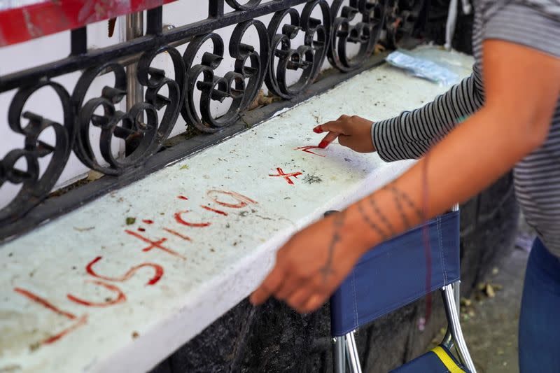 Flora Marcelo Rojas escribe "justicia" con su sangre en protesta por la desaparición de su hija Ayelin Iczae, durante una manifestación de madres y familiares de desaparecidos afuera de la oficina del Alto Comisionado de Naciones Unidas para los Derechos Humanos, en Ciudad de México