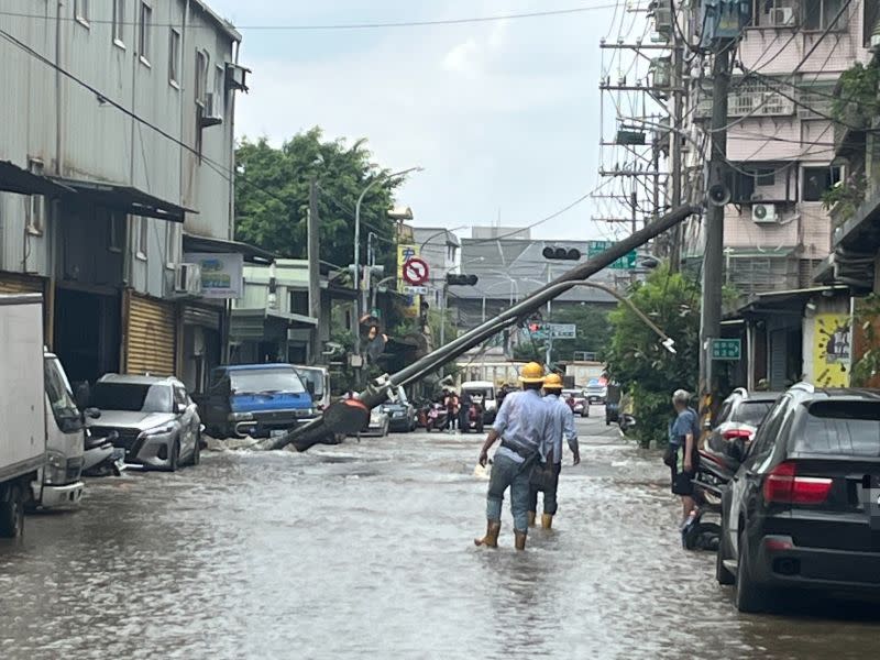 ▲新北市新莊區瓊林路，稍早自來水管線發生爆破，導致路面流出大量自來水，現場宛如中國的「黃河」，這起意外連帶導致電線桿倒塌，目前警方已派員封鎖現場，區公所、台電及自來水公司也緊急派員到場處理。。（圖／翻攝畫面）